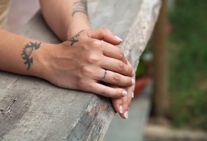 Comment réussir un tatouage sur la main 
